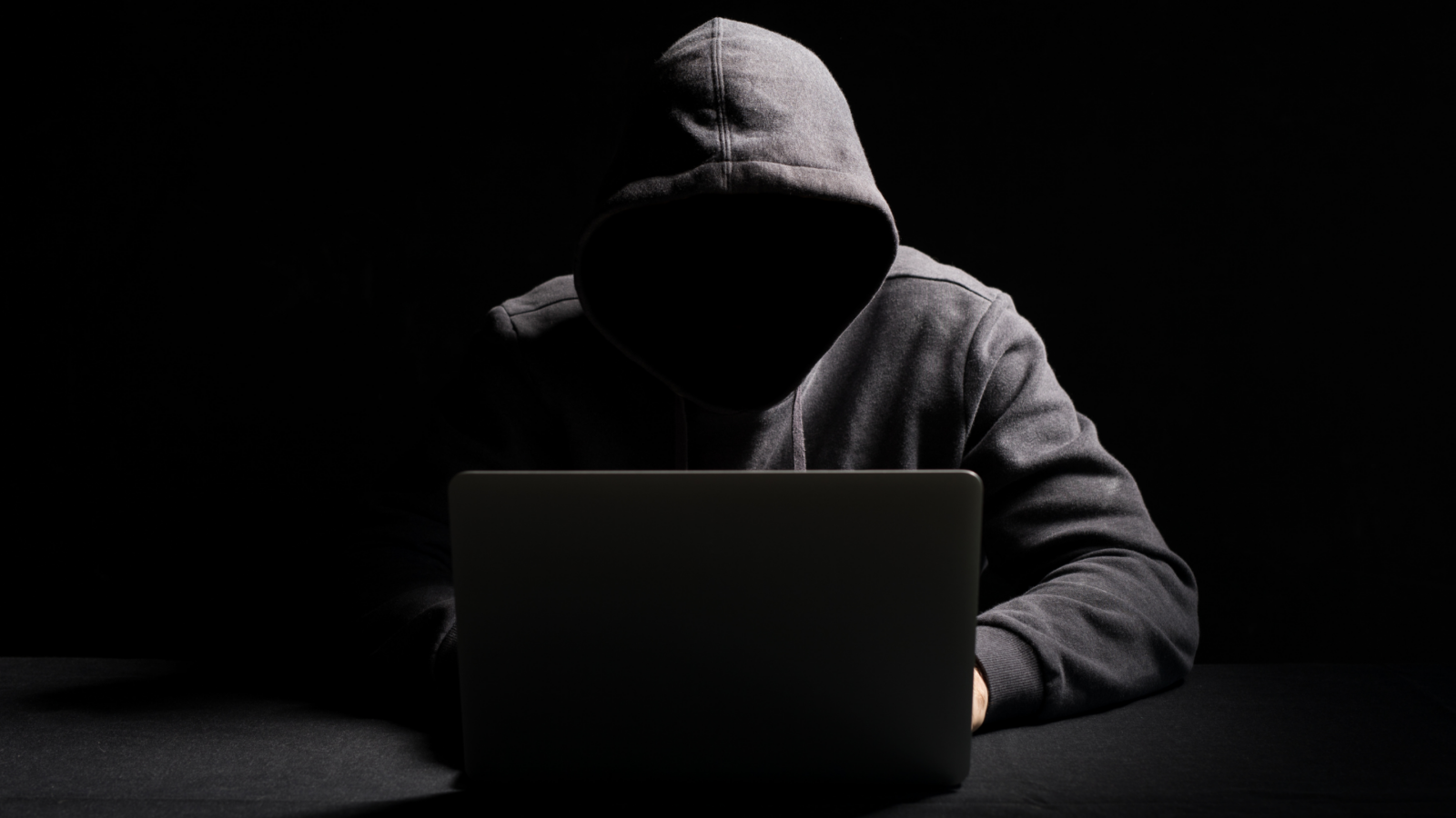 fraudster-using-laptop