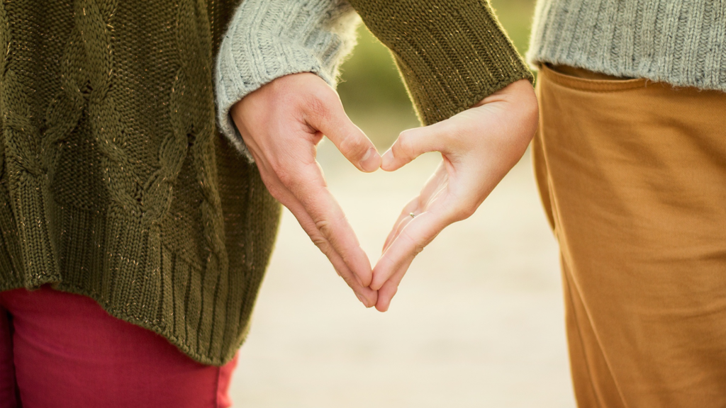 couple photo holding hands heart